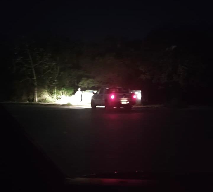 Vehículo ilumina una calle sin alumbrado durante el apagón en Villas del Sol y Palmas Turquesa