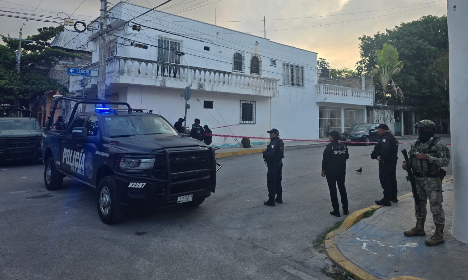 Policías municipales y un militar resguardan la calle 68 de la colonia Colosio en Playa del Carmen