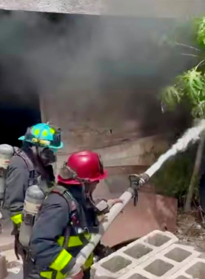 Bomberos de Playa del Carmen combaten el incendio dentro de una bodega de la colonia Campo Verde