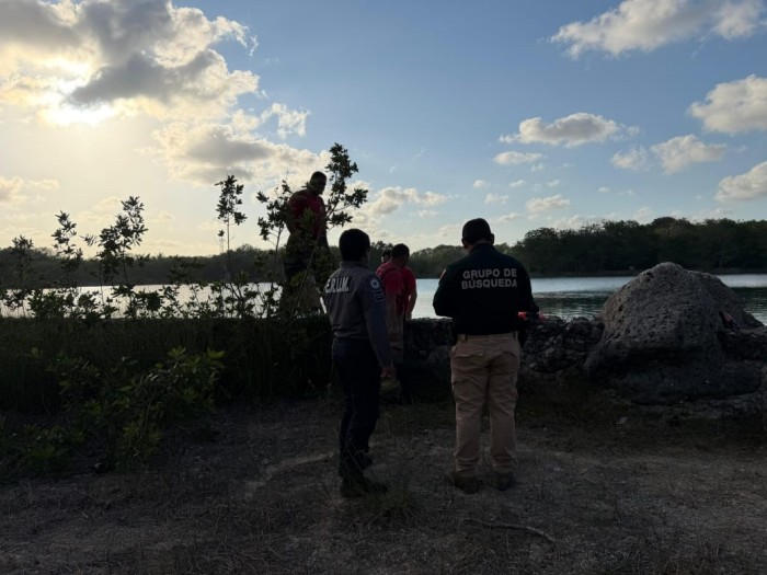 Integrantes de equipos de emergencia y búsqueda junto a la laguna ABC de Cancún