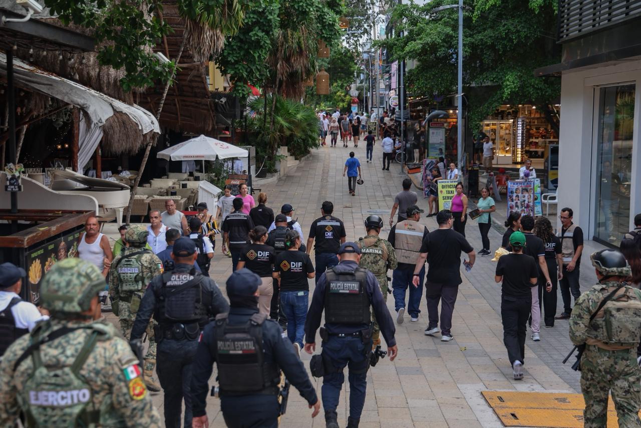 Personal del DIF y autoridades recorren la Quinta Avenida de Playa del Carmen